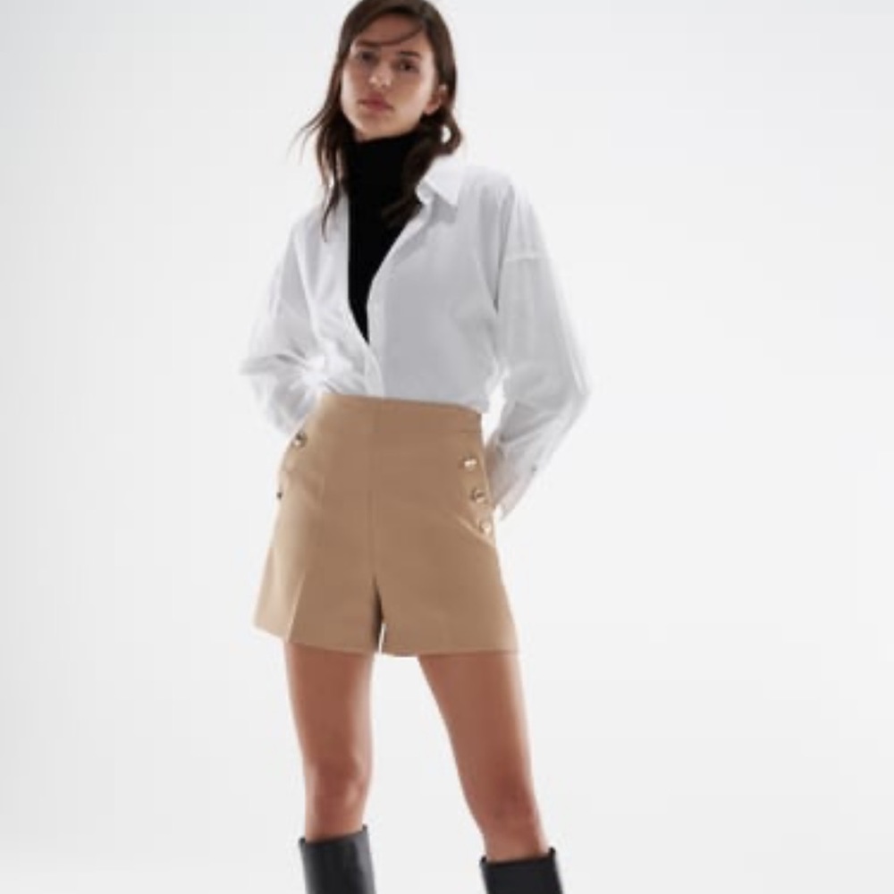 NWT High Waisted Shorts with Gold Button Detail Sz Small